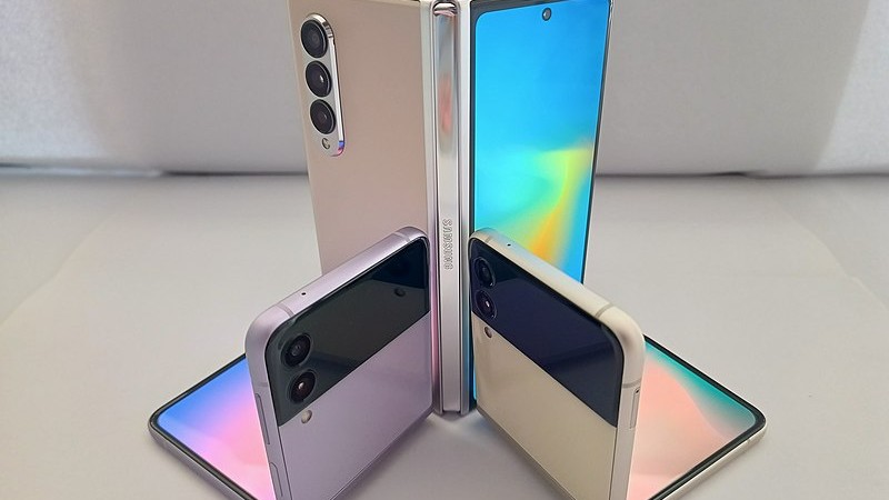 Foldable Phones, tags: smartphones - CC BY-SA