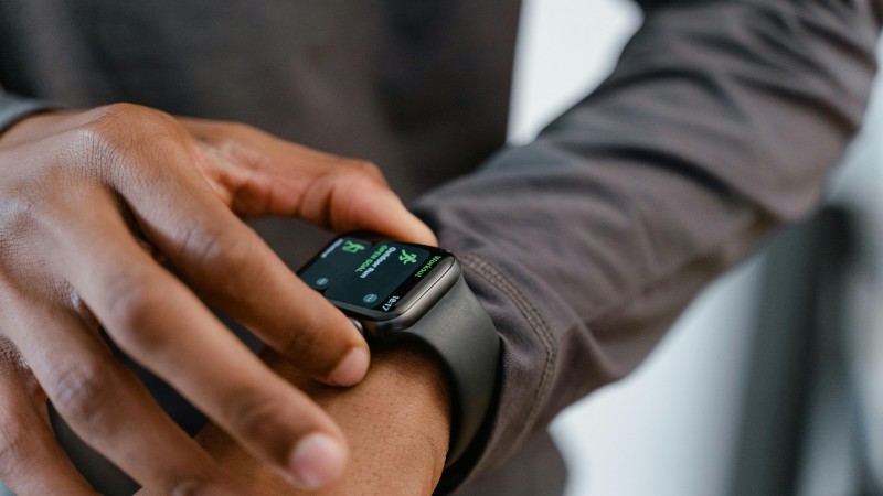 A detailed view of a smartwatch tracking fitness on a person's wrist., tags: das - pexel